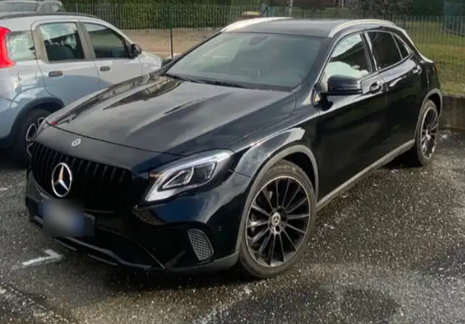 MERCEDES-BENZ - GLA 180 (2017 - km 111.000 - Diesel)