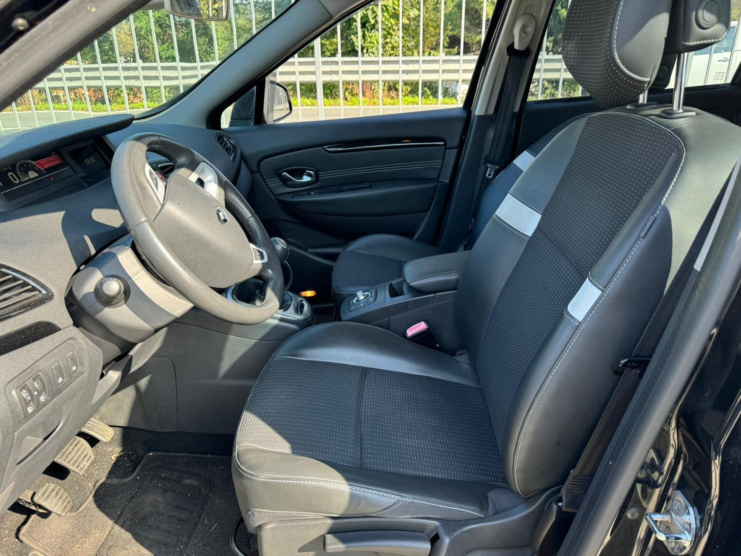 RENAULT - SCENIC (2011 - km 158.000 - Diesel)