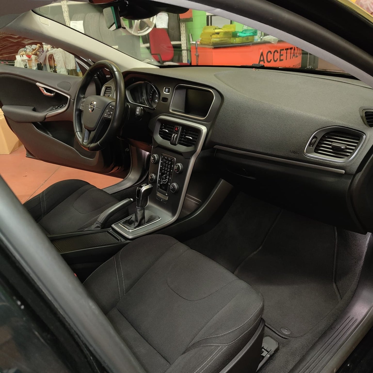 VOLVO - V40 (2018 - km 130.000 - Diesel)