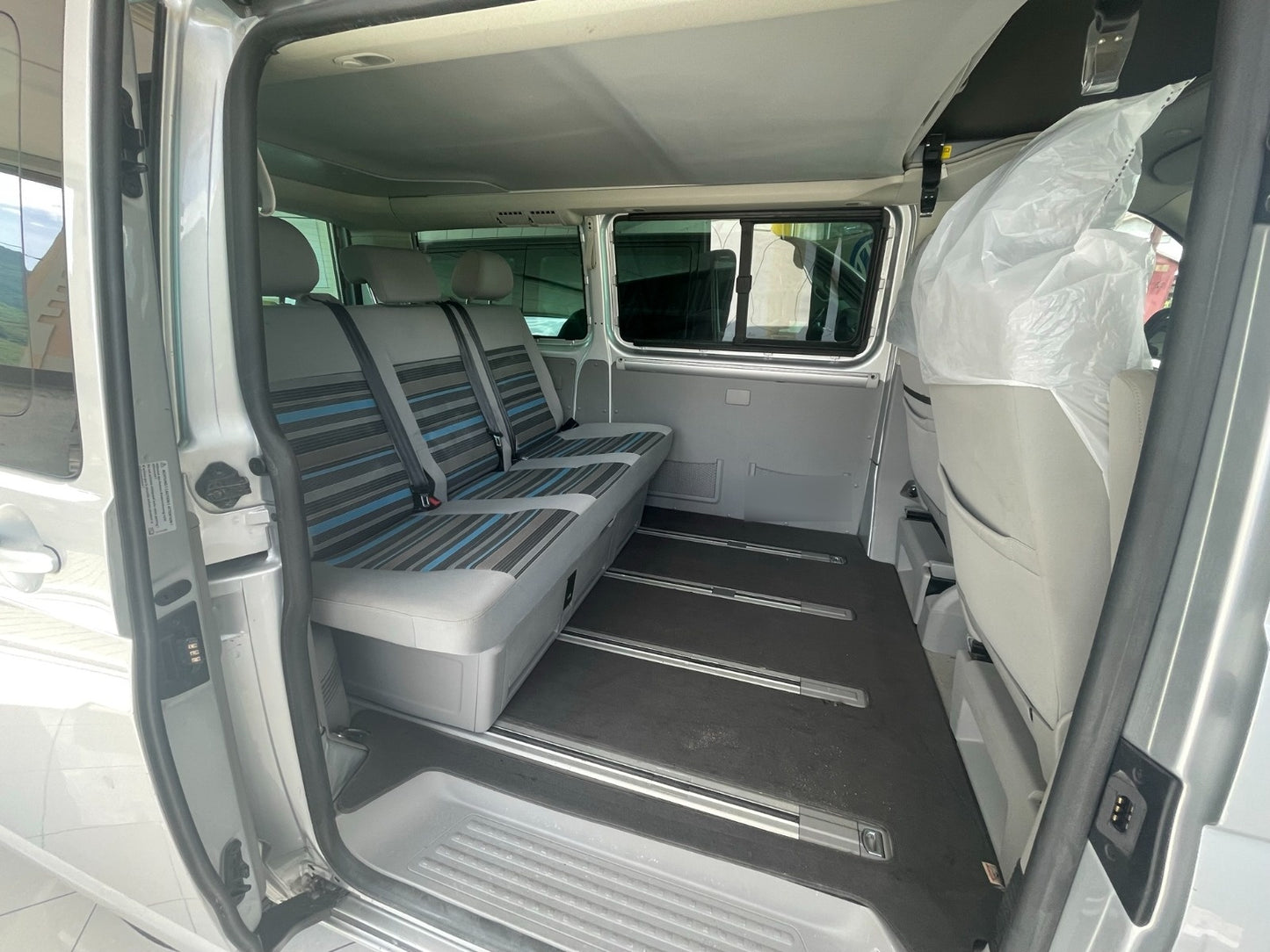 VOLKSWAGEN - T5 California (2010 - km 208.000 - Diesel)